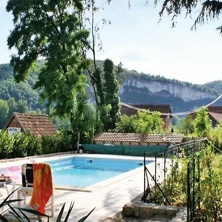 Дом отдыха Comfortable With Pool